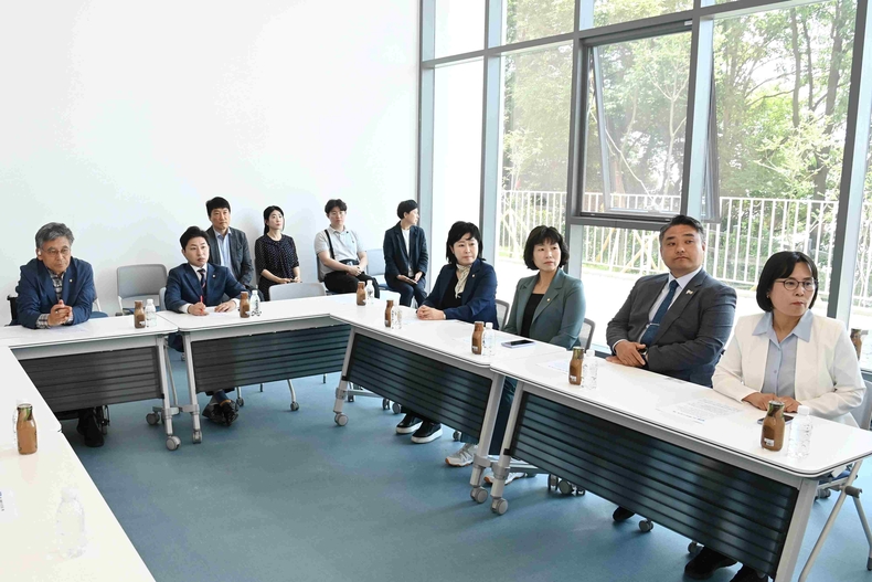 화성시의회 문화복지위원회 의원들이 서해마루 유스호스텔 진행 상황 청취하고 있다.