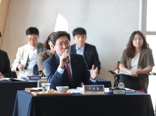 상일 용인시장은 12일 ‘특례시 지원에 관한 특별법’ 제정, 특례시의 위상에 걸맞는 법적 지위 부여, 재정특례 권한 확보 등을 위해 용인 등 5개 특례시가 대통령실과 국무총리실, 행정안전부, 국회 행정안전위원회, 여야 정당에 등 특례시 입장을 적극 설명하고 지원을 요청해야 한다고 강조했다.
