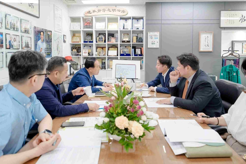 이권재 오산시장이 이준석 국회의원과 간담회를 하고 있는 모습.