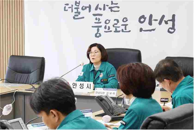 안성시가 폭염주의보가 발효됨에 따라 시민의 건강과 안전 보호를 위해 민관합동 T/F를 구성하고 본격적인 폭염 대응 체계에 돌입했다.