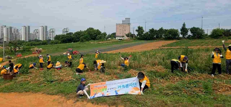 화성특례시가 향남읍 친환경 마늘 농장에서 ‘HO-스쿨팜(Hwaseong Organic-School feeding farm) 가족봉사단’ 발대식을 개최했다.
