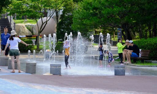 용인시는 여름철 무더위를 식히고 시민들에게 쾌적한 휴식 공간을 제공하기 위해 용인농촌테마파크 내 수경시설을 운영한다.