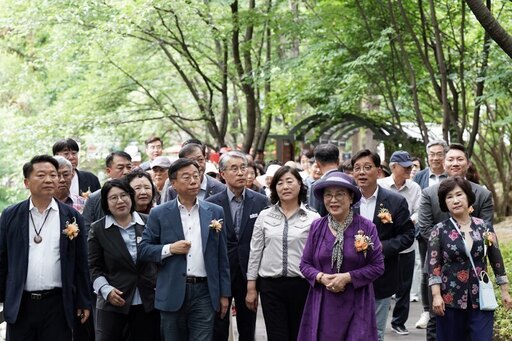 신상진 성남시장이 분당구 야탑동 목련마을 SK아파트 인근(야탑동 197-9번지)에서 열린 ‘야탑천 오야소리길 개장식’에 참석했다.