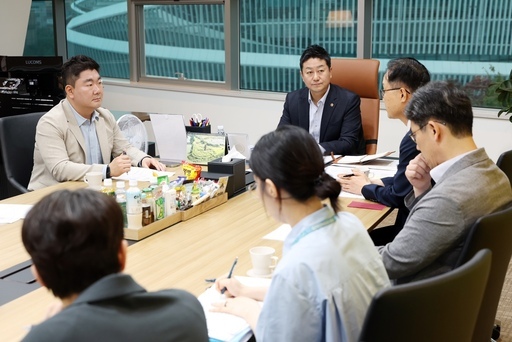 경기도의회가 대안교육기관 급식비 지원 예산 분담을 둘러싼 경기도와 경기도교육청의 갈등을 봉합하기 위해 중재했다.