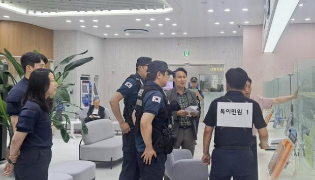 수원시는 오는 20일까지 시청, 구청, 동행정복지센터, 사업소 등의 56개 민원실에서 ‘2025년 상반기 특이민원 대응 모의훈련’을 실시한다.
