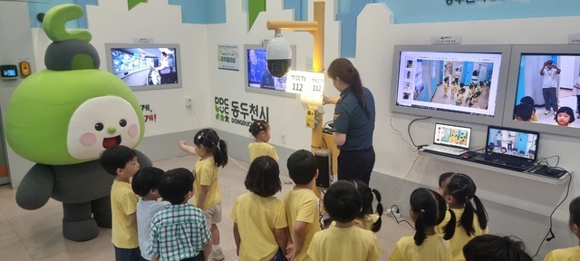 동두천시 CCTV 통합관제센터에서 관내 어린이집 아동을 대상으로 비상벨 체험활동 및 안전교육 프로그램을 운영하고 있다.