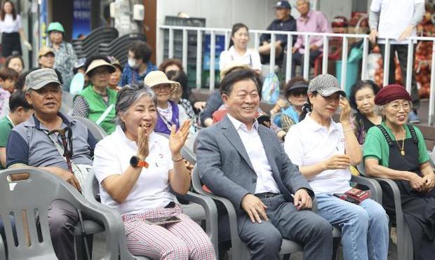 광명시가 얼어붙은 골목경제를 살리기 위해 14개 골목상권 공동체를 선정해 홍보·마케팅 지원, 공동시설 환경 개선, 주민참여 프로그램 운영 등 맞춤형 지원을 추진하고 있다.