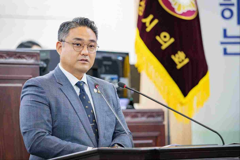 김상균 의원이 제242회 제1차 정례회 제2차 본회의에서 시정질문을 하고 있다.