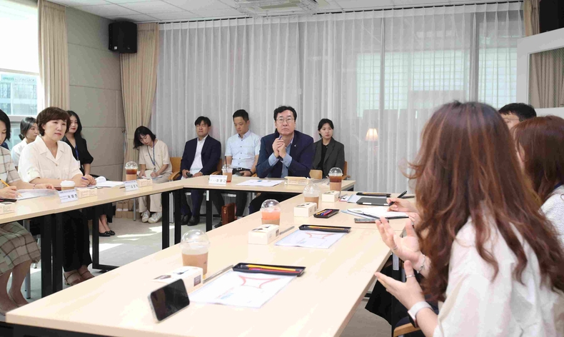 정명근 화성특례시장이 자살예방 핫라인센터를 방문해 상담 직원들의 의견을 듣고 있다.