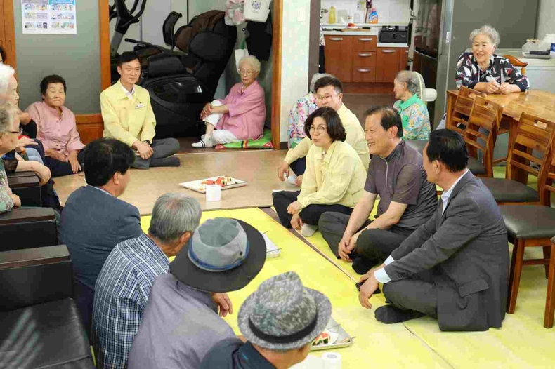 안성시가 죽산면 서부마을 무더위쉼터를 방문해 운영 실태에 대한 현장점검을 실시했다.