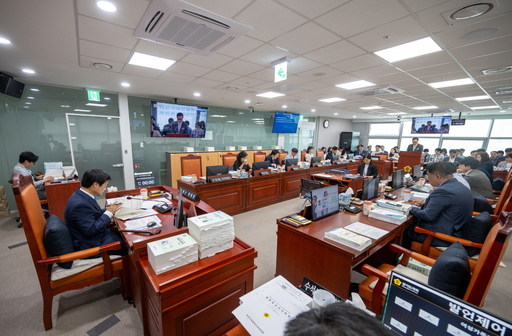 경기도의회 여성가족평생교육위원회는 제384회 정례회 기간 중 여성가족평생교육위원회 제1차~제3차 회의를 열어 여성가족평생교육위원회 소관 2024회계연도 경기도 결산 및 예비비 지출 승인의 건, 2025년도 제1회 추가경정예산안, 조례안 7건 등을 심사·의결했다.