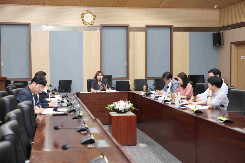 평택시의회‘평택시 인공지능(AI) 정책연구회’가 시의회 간담회장에서 정책연구용역 착수보고회를 개최했다.