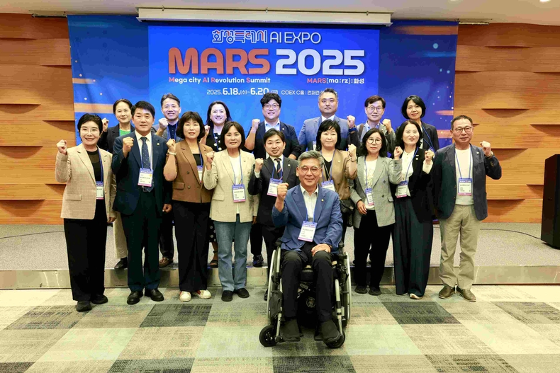 화성특례시의회 서울 코엑스에서 열린 화성특례시 AI 엑스포 ‘MARS 2025’개막식에 참석해 대한민국을 대표하는 AI 첨단도시로서의 화성의 미래 비전과 지방의회의 역할을 함께 제시했다. 의원들이 개막식에 참여한 뒤 기념촬영을 하고 있다.
