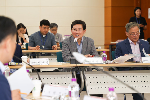 용인시가 시청 비전홀에서 ‘2025년 제2회 반도체산업 경쟁력강화위원회’ 회의를 개최했다.