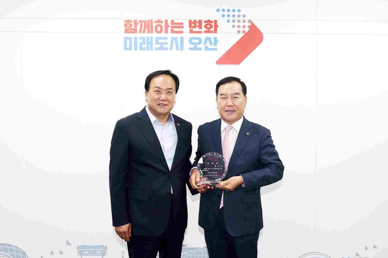 오산시가 법무부 청소년범죄예방위원 오산지구위원회 황선명 회장을 ‘1일 명예시장’으로 위촉했다.