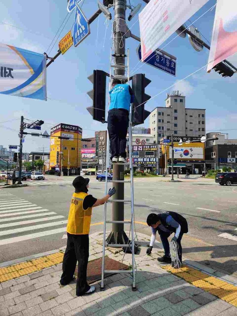 오산시가 경기도 옥외광고협회 오산시지부(지부장 권용필)와 협력해 시내 곳곳에 방치된 불법 현수막의 끈, 매듭 등 잔여물을 집중적으로 제거하며 쾌적하고 안전한 도시환경 조성에 나섰다.