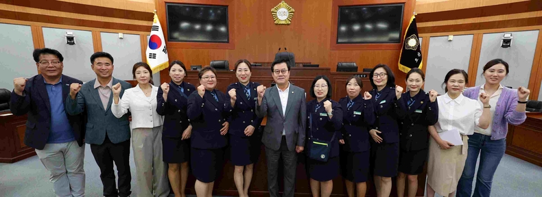 오산시의회가 20일 정혜경 신임 오산경찰서 녹색어머니연합회장을 비롯한 임원단의 예방을 받고 신임회장 취임 인사와 단체 현안과 애로사항을 청취했다.