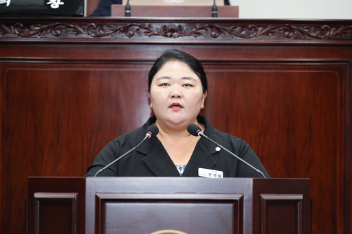 여주시의회는 제74회 제1차 정례회에서 진선화 의원이 대표발의한 '여주시의회 의정포럼 운영 조례안'을 전국 최초로 제정했다.