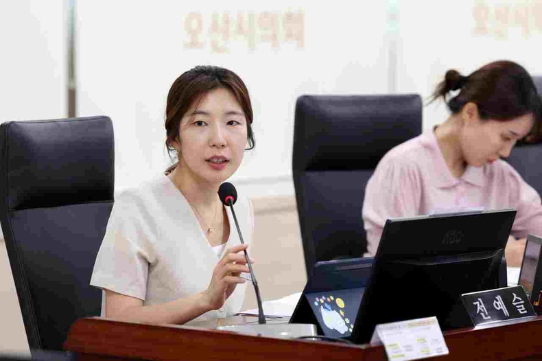 전예슬 오산시의회 의원이 경제문화국 행정사무감사에서 소상공인 지원 강화와 내수 경기 회복을 위한 실질적 대책 마련을 강력히 촉구하고 있다.