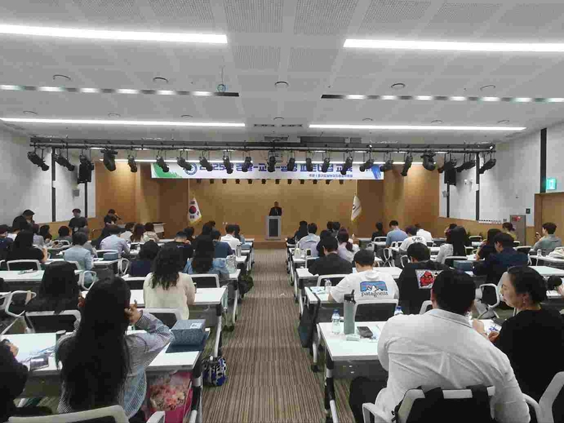 경기도남부자치경찰위원회와 경기남부경찰청이 청소년의 중독 예방과 피해에 따른 일상 회복 지원을 위한 다기관 협력모델을 발굴하고 확산하기 위해 국립농업박물관에서‘2025년 경찰-행정-교육-민간간 우수모델 파트너십 강화교육’을 공동으로 실시했다.