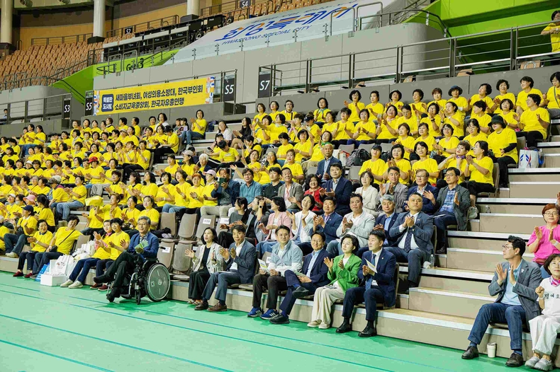 화성특례시의회가 화성종합경기타운 실내체육관(화성시 향남읍)에서 열린 ‘제19회 여성 화합 한마당’에 참석해 화성시 여성단체협의회 소속 회원들의 연대와 소통의 시간을 축하했다.