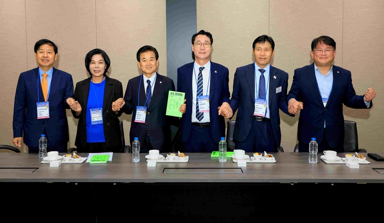 정명근 화성특례시장이 이학영 국회부의장, 최민희 국회 방통위원장, 정동영 국회의원, 박민규 귝회의원과 함께 MARS 2025의 성공을 응원하고 있다.