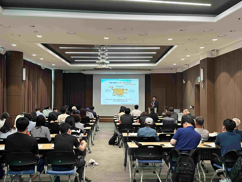경기도가 안성 고삼연수원에서 도내 소·염소 사육농가를 대상으로 주요 질병 및 사양관리 교육을 실시하고 있다.