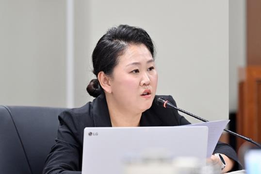 이진아 파주시의회 의원이 대표 발의하고 이정은 의원이 공동 발의한 '파주시 출생축하 및 다자녀가정 지원에 관한 조례 일부개정조례안'이 제257회 제1차 정례회 자치행정위원회에 회부했다.