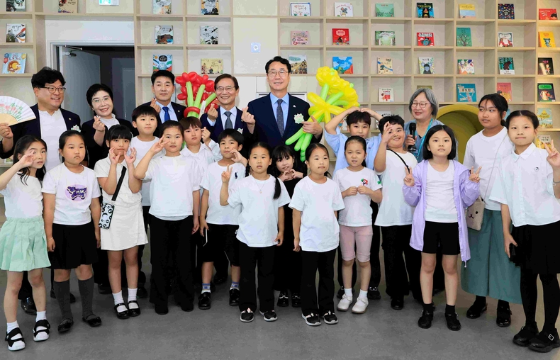 화성특례시가 23일 향남읍 소재 ‘화성특례시 가족만세센터’에서 개관식을 가졌다.