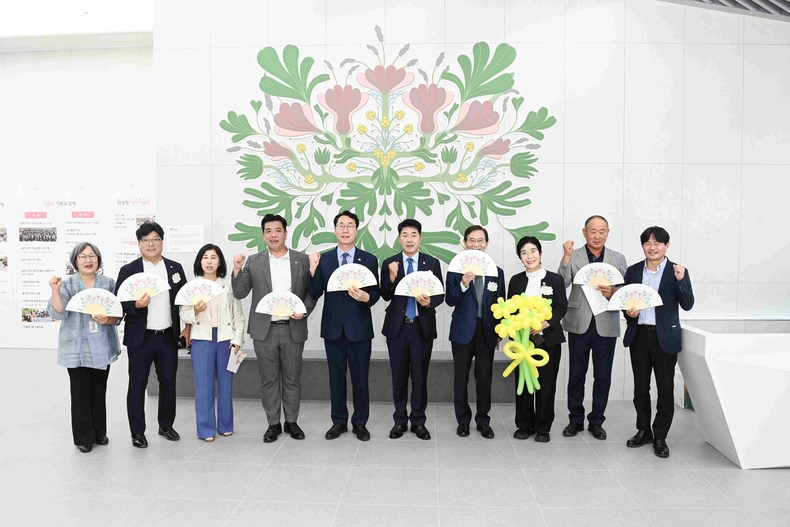 화성특례시의회가 화성시 가족 만세센터(향남읍) 개관식에 참석해 가족 중심 공동체 회복의 구심점으로 활성화되길 응원했다.