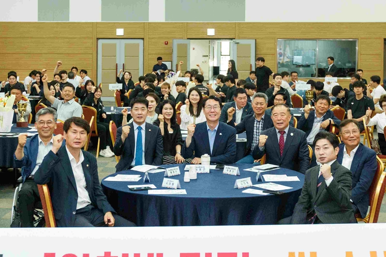 화성특례시의회가 YBM연수원(정남면)에서 열린 ‘제71회 경기도 체육대회 해단식’에 참석해 종합 1위 3연패를 달성한 화성특례시 선수단의 열정과 노고를 축하했다.
