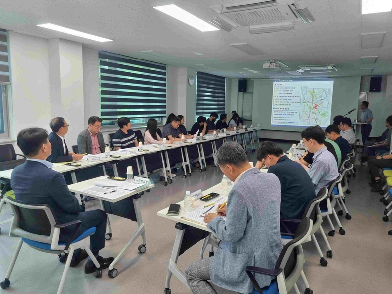 화성시민대학에서 열린 ‘효행지구 분야별 중점 전략회의’에서 화성특례시 관계자들과 한국농어촌공사 관계자들이 효행지구 개발 추진 현황과 분야별 전략 방향을 논의하고 있다.