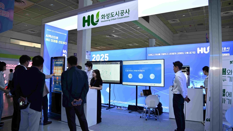 HU공사 ‘Urban AI’ 전시관에서 AI 기반 안전운전에 관한 설명이 진행되고 있다.