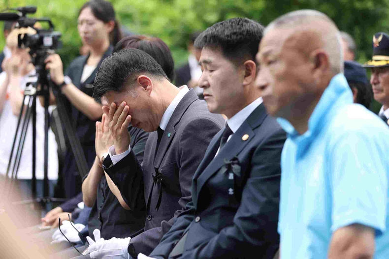 경기도는 24일 화성시 서신면 전지공장 화재 사고현장에서 열린 1주기 현장추모제에 참석해 희생자를 추모하고 유가족을 위로했다. 눈물 흘이는 김대순 부지사.