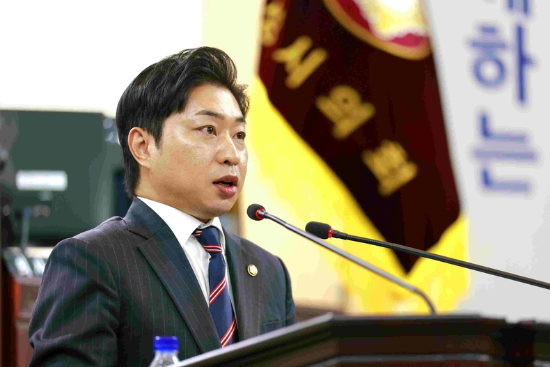 김종복 화성특례시의회 의원(문화복지위원장)이 24일 열린 제242회 1차 정례회 제3차 본회의 5분 자유발언을 통해 2026년 3월 시행 예정인 ‘돌봄통합지원법’과 관련해 화성시의 역할과 과제를 짚고, 보다 철저한 준비를 촉구했다.