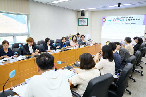 용인시의회 의원연구단체 '탄소중립연구소Ⅲ'가 의회 4층 대회의실에서 ‘용인시 기후불평등 해소 정책대안’연구용역의 착수보고회를 개최했다.