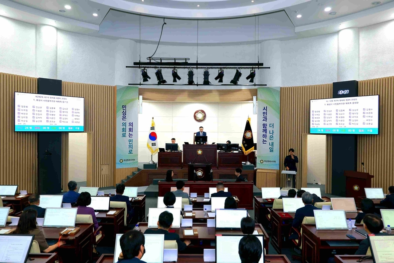 화성특례시의회가 지난 23일 본회의장에서 제242회 1차 정례회 제3차 본회의를 개회하고 지난 11일부터 24일까지 진행된 총 14일간의 의사일정을 모두 마무리했다.