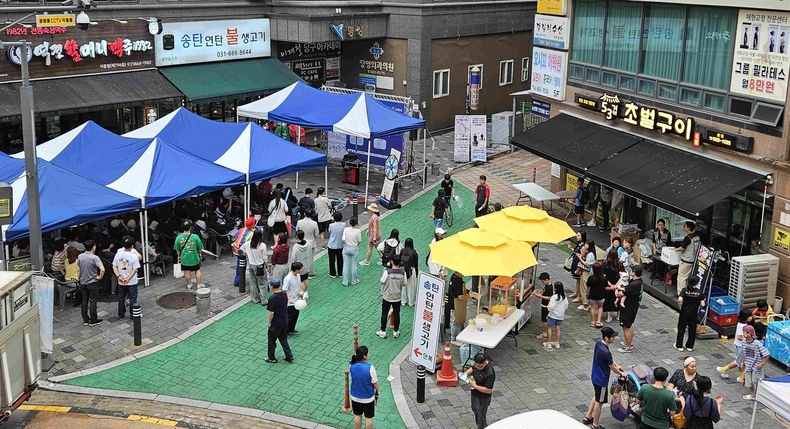 평택시가 이충동에 있는 이충 골목형상점가에서 다채로운 프로그램으로 구성된 ‘문화축제’가 성황리에 개최됐다.