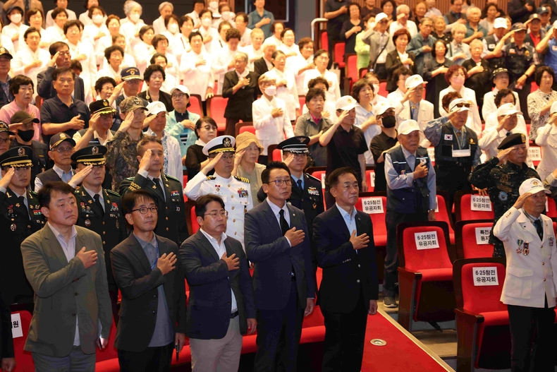 평택시의회가 25일 남부문화예술회관 대공연장(평택시 이충동)에서‘6.25 전쟁 제75주년 기념식’에 참석해 참전용사들의 희생정신을 기렸다.