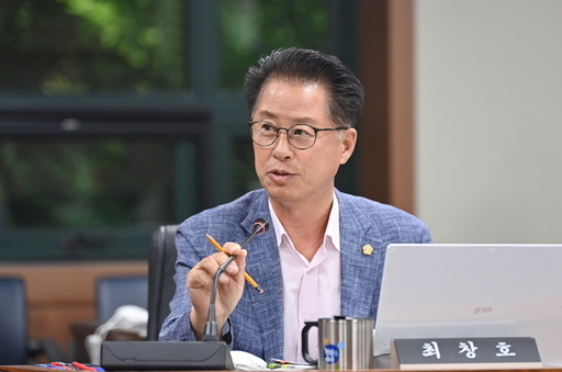 파주시의회는 제257회 파주시의회 제1차 정례회에서 최창호 의원이 발의한 파주시 쌀 가공 산업 육성 및 지원 조례안, 파주시 어린이, 노인, 장애인 보호구역 교통안전 및 관리에 관한 조례 전부개정조례안, 파주시 화훼산업 활성화 지원에 관한 조례안이 도시산업위원회에서 가결됐다.