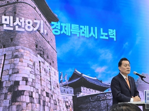 2이재준 시장이 25일 시청 중회의실에서 열린 언론 브리핑에서 이재준 시장은 경제자유구역(이하 경자구역) 지정 추진 계획을 공개하며 "수원을 첨단과학연구도시이자 글로벌 R&D 허브로 만들겠다"고 이재준 시장이 밝혔다.