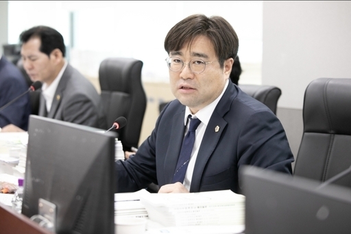 경기도가 지난해 하반기부터 도입한 '가정 방문형 긴급아이돌봄서비스'가 수요 분석 부재로 시·군 간 예산 편중과 저조한 집행률이라는 이중난에 빠졌다는 지적이 제기됐다. 이진형 의원.