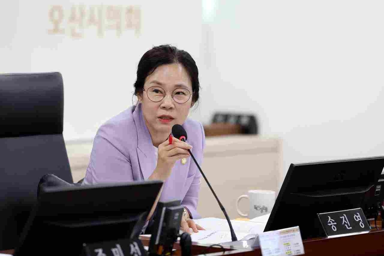 송진영 오산시의회 의원이 지난 2008년 체결된 납득할 수 없는 오산시와 화성시와의 하수처리 유지관리에 관한 위·수탁협약서에 대해 불합리하고 불공정한 행정 처리에 대해 하수과를 상대로 강하게 질타했다.