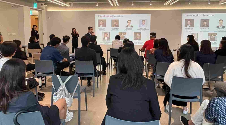 경기도와 경기도경제과학진흥원은 25일 성남시 판교 코사이어티 타운홀에서 ‘인베스트(INVEST) 경기’ 사업의 하나로 해외 투자유치를 위한 투자설명회(IR Day)를 개최했다.