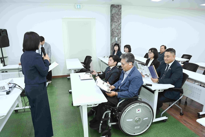 화성특례시의회 문화복지위원회가 최근 개관한 화성문화원 동탄교육관을 방문해 시민 인문·문화 교육 공간의 운영 현황을 점검했다.