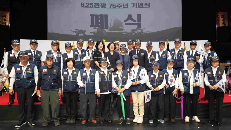 안성시가 안성맞춤랜드 남사당공연장에서 ‘6.25전쟁 75주년 기념식’을 개최했다.