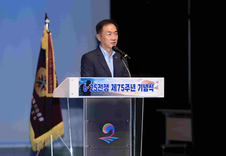정장선 시장이 6․25전쟁 75주년을 맞아 남부문화예술회관 대공연장에서 기념식을 개최하고 있다.<br>
