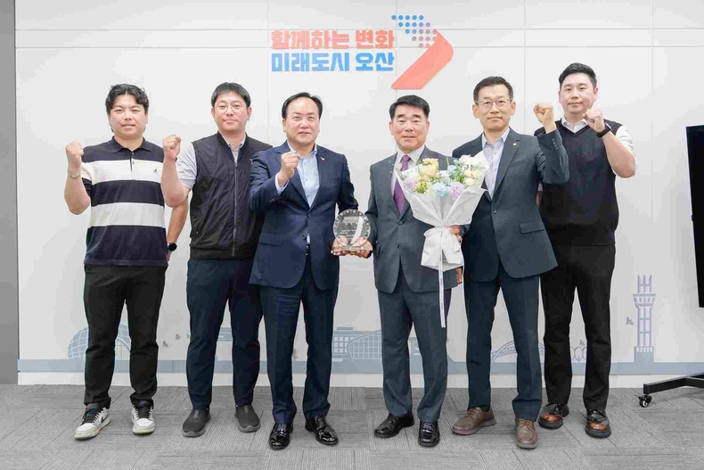 오산시가 (사)오산시 호남연합회 이영돈 회장을‘1일 명예시장’으로 위촉했다.