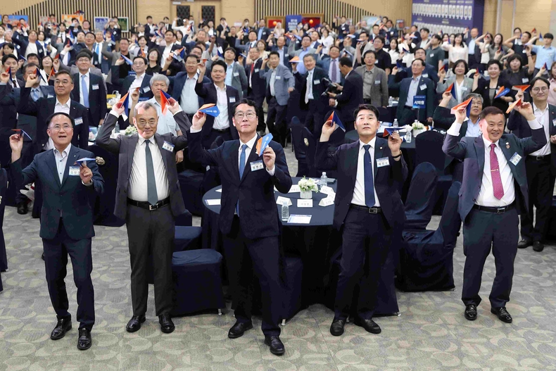 화성특례시의회 화성상공회의소에서 열린 제1회 기업인의 날 기념식에 참석해 지역경제 발전의 주역인 기업인들에게 깊은 존경과 감사를 표했다.