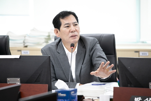 경기도의회 예산결산특별위원회 결산심사가 24일 막바지로 치닫는 가운데 이영봉 의원이 '도봉산~옥정 광역철도' 사업의 장암역 역사 신축과 운영비 분쟁을 정면으로 제기했다.